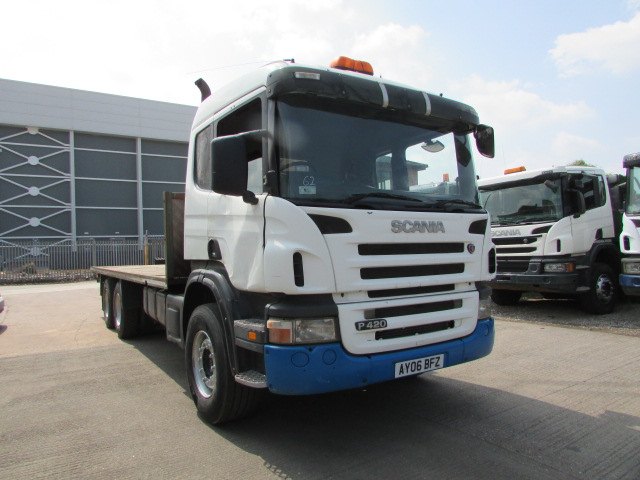 SCANIA P420 6X4 2006 SLEEPCAB FLATBED (AY06 BFZ) S N:4213