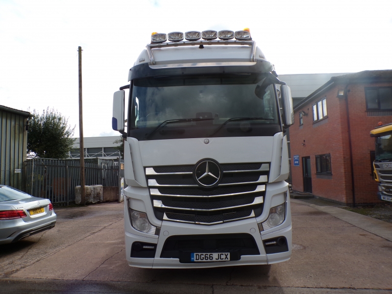 Vehicle Photo 2